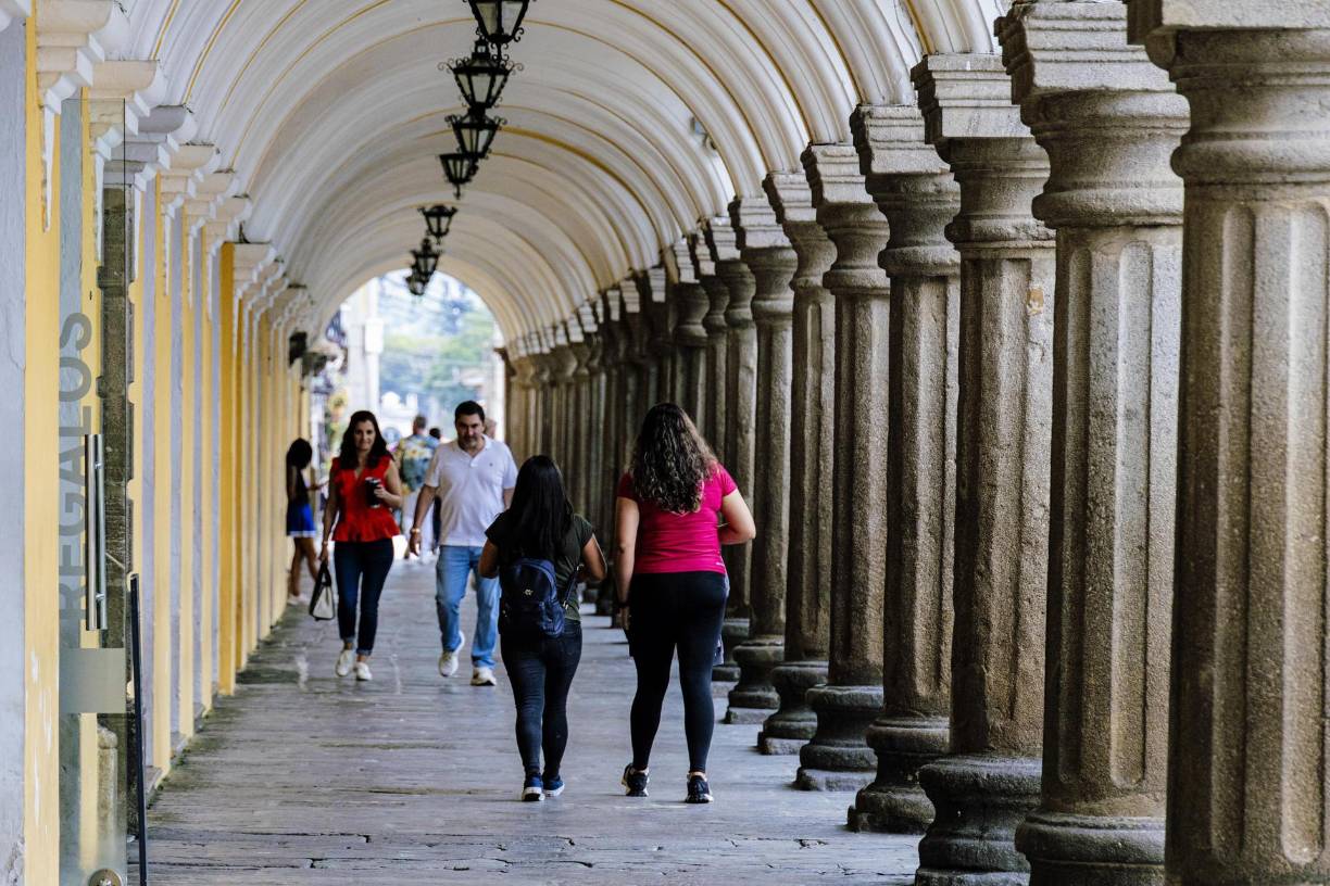 Los tres volcanes que rodean a Antigua Guatemala, además de crear paisajes únicos, también representan destinos turísticos interesantes y complementarios para los visitantes más aventureros.