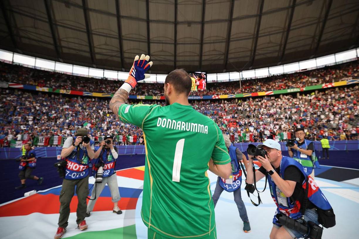 Gianluigi Donnarumma pidió disculpas a los aficionados italianos en el Olympiastadion de Berlín.