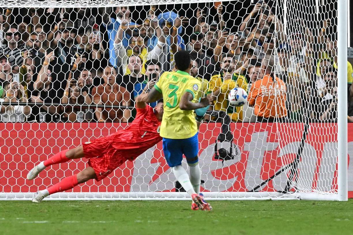 Éder Militao falló el primer penal de Brasil, lo detuvo Sergio Rochet.