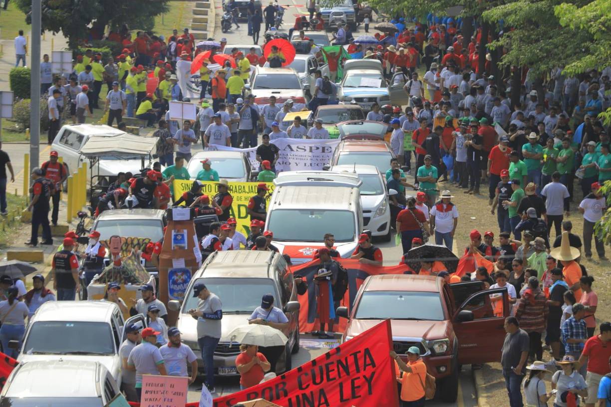 Unas treinta organizaciones sindicales iniciaron la marcha a las 8:00 de la mañana desde la Plaza Las Banderas de La Ceiba hasta llegar al parque central luego de recorrer unos dos kilómetros de la avenida San Isidro.