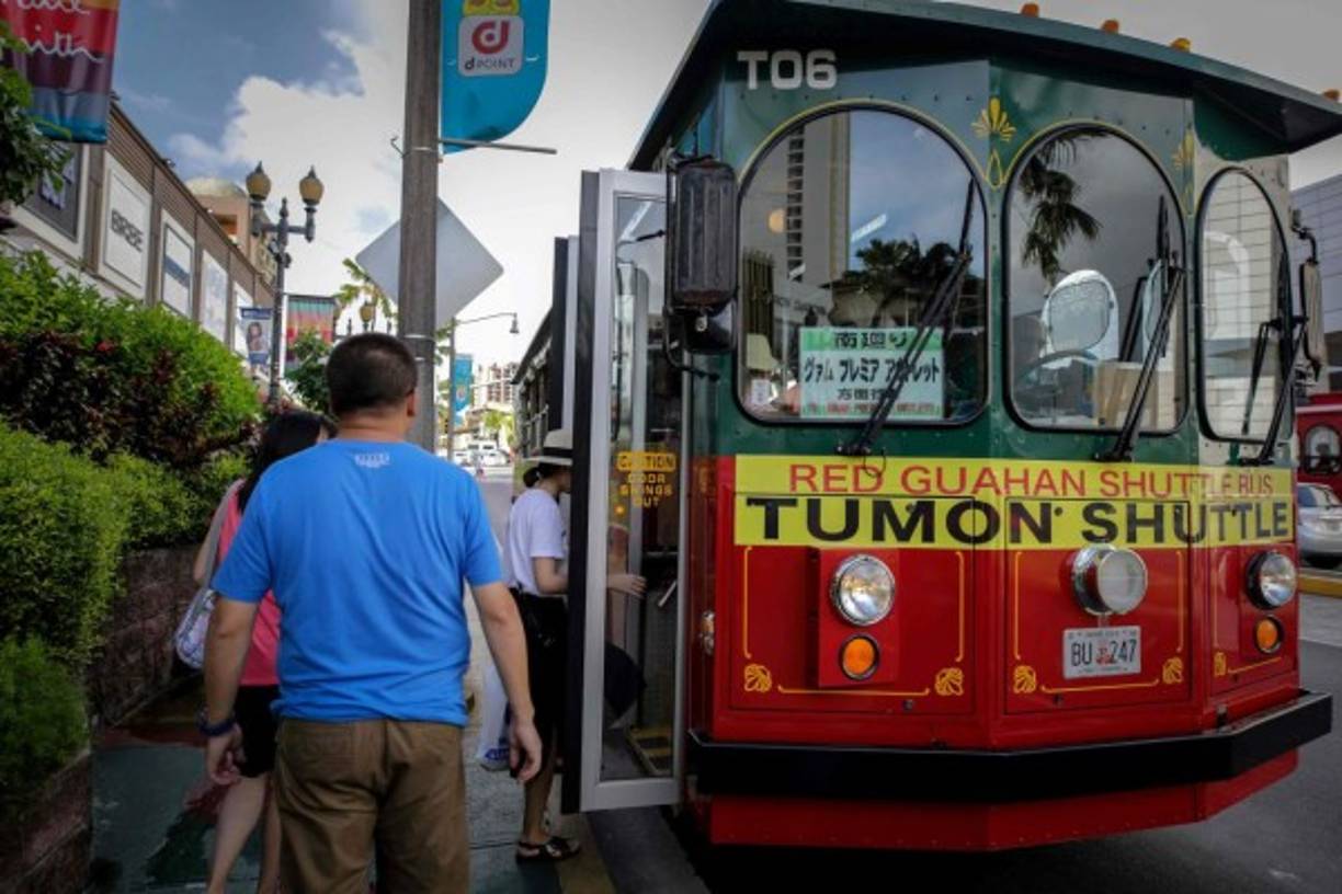 El gobernador de Guam, Eddie Calvo, restó importancia a las amenazas norcoreanas y declaró que la isla estaba 'preparada para cualquier eventualidad'. 'Quiero tranquilizar a la población de que actualmente no pesa ninguna amenaza sobre nuestra isla ni sobre las [vecinas] islas Marianas', afirmó.