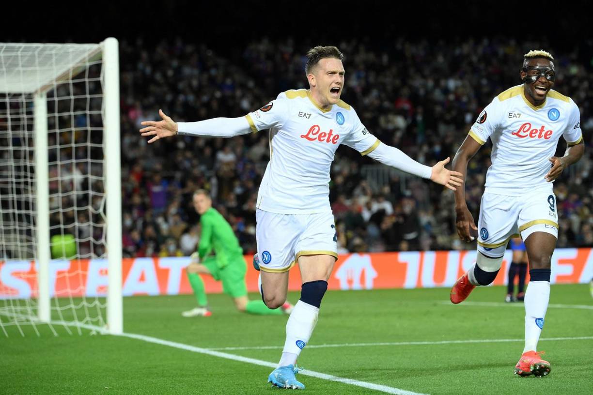 La celebración de Piotr Zielinski tras su gol contra el Barcelona.