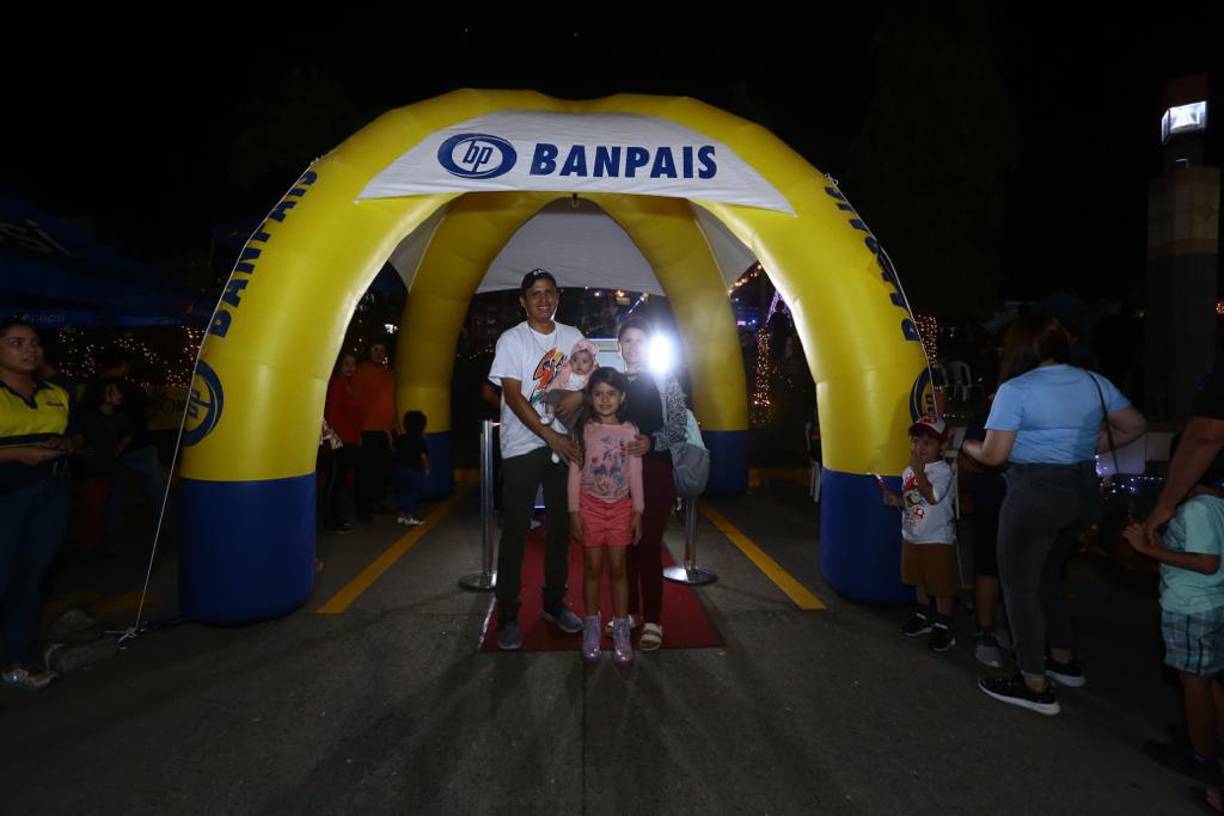 La familia Castro Turcios posó para el lente de La Prensa antes de tomarse la fotografía familiar en la cabina de Banpaís donde las familias podían tomarse fotos gratis.