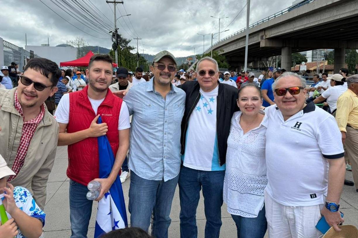 Miembros del Central Ejecutivo del Partido Liberal asistieron a la marcha de la oposición por la defensa de la democracia.