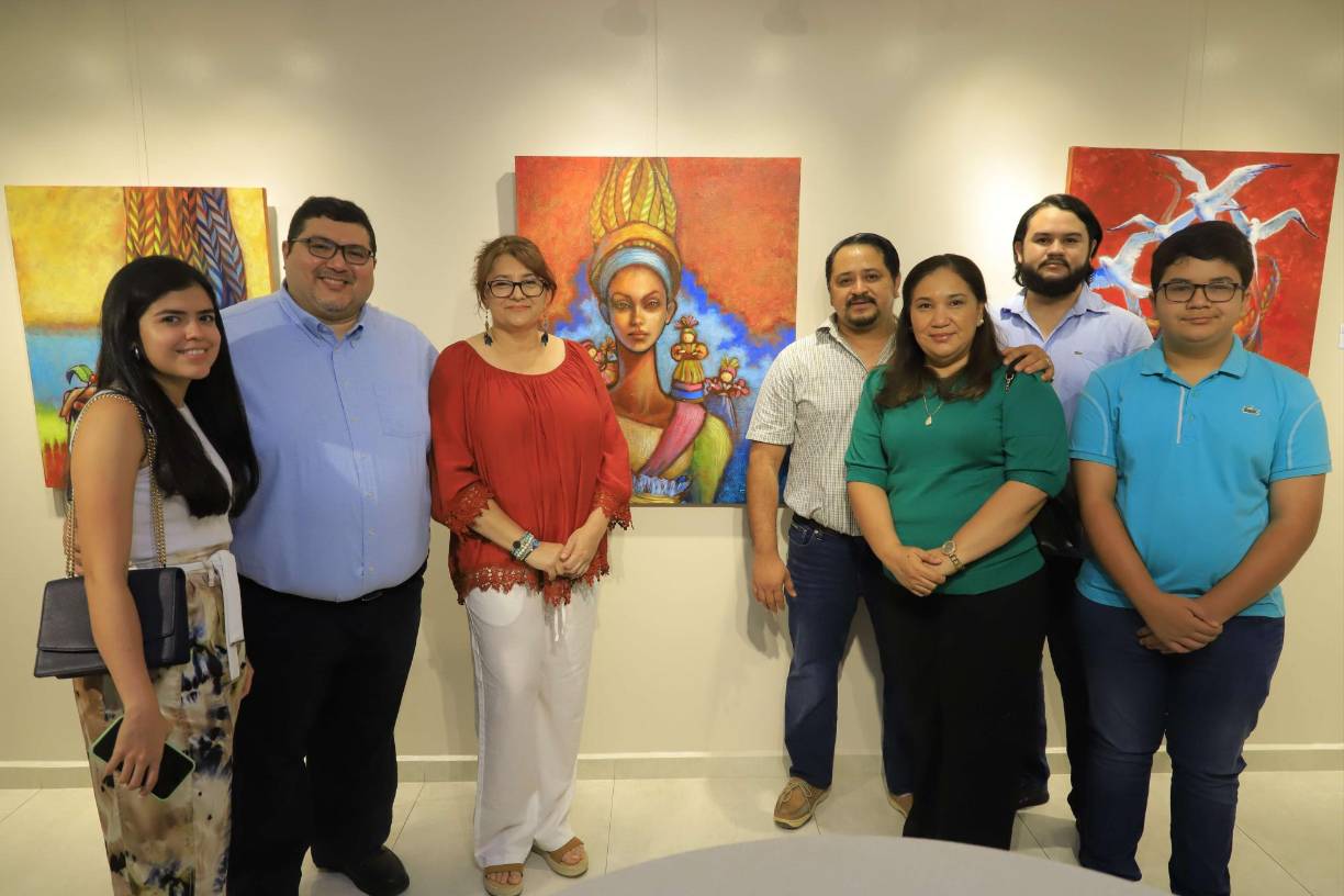 Un éxito ha sido la presentación pictórica de Mayra Casiano, una artísta plástica hondureña, la cual ha sido la protagonista de una exposición que promueve la valoración de nuestro patrimonio nacional, tradiciones y la belleza de Honduras, así como un fuerte mensaje al cuidado de nuestros recursos naturales que son la esencia de nuestra tierra. El evento se llevó a cabo en la Galería Colibrí del Centro Cultural Sampedrano (CCS). En la foto posan: Tiffany Mejía, Carlos Nuñez, Mayra Casiano, Miguel Mejía Casiano, Patricia Rivera, Julio Mejía y Miguel Mejía.