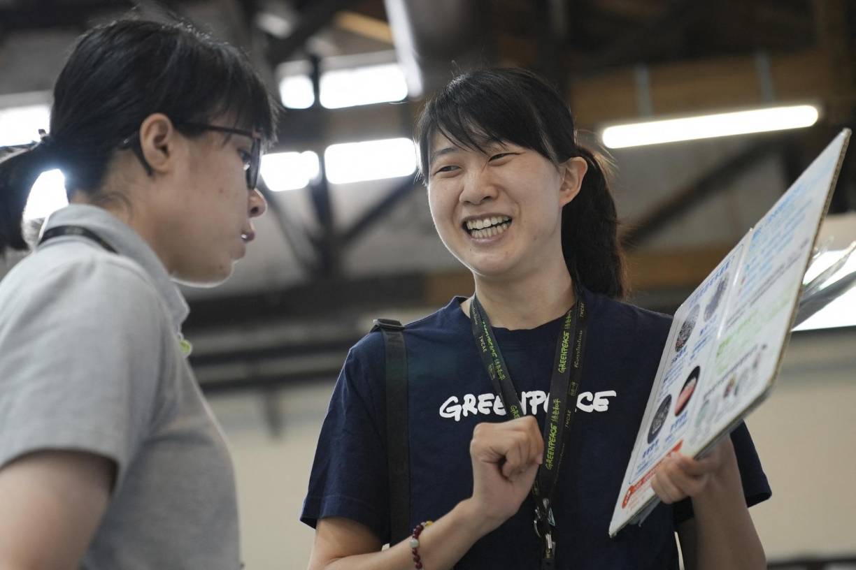 Para su “boda ecológica”, prevista para enero próximo, Iris Hsueh, activista de Greenpeace, y su prometido pidieron a sus invitados que asistan con sus propios recipientes para llevarse los restos del banquete. 