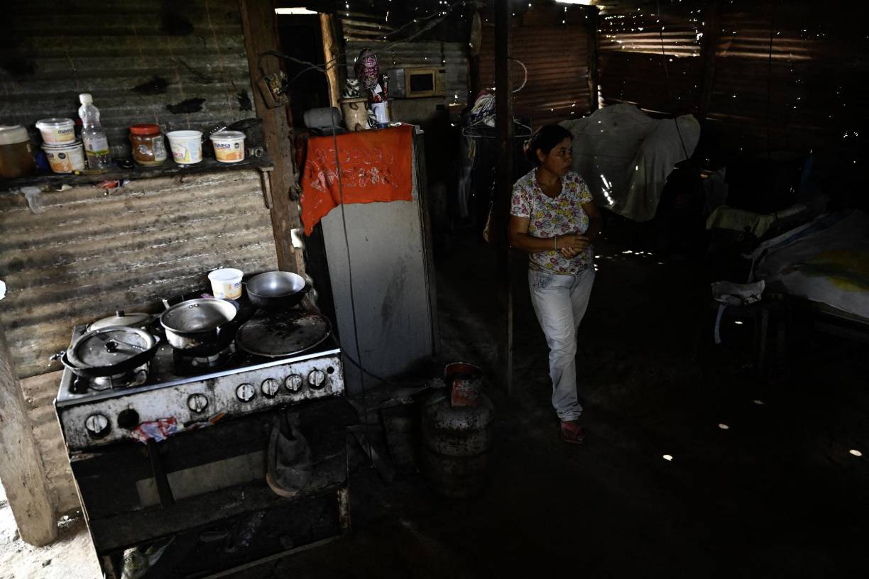 “Uno decía ‘Vamos a trabajar jóvenes para vivir felices la vejez’, y ahorita no podemos decir eso porque este gobierno acabó con los sueldos”, se queja Rosa de Madrid, una docente 62 años, que se apoya en la ayuda que le envía de Estados Unidos una hija para sustentarse.