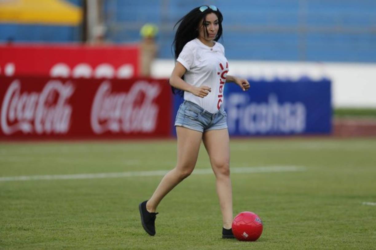 Una bella hondureña nos demuestra que la belleza combina perfectamente con el fútbol.