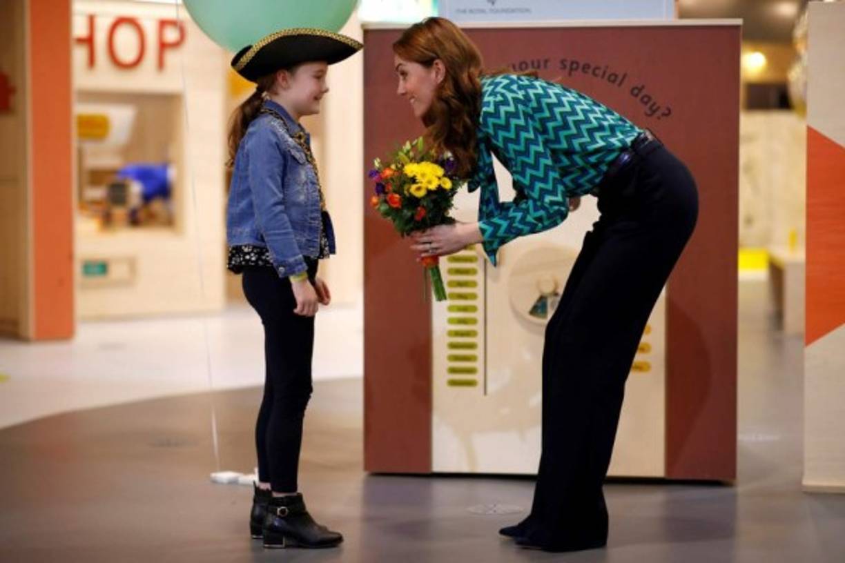 Ayer, Kate Middleton visitó a niños en el Museo de Ciencias de Birmingham en apoyo de la nueva iniciativa '5 grandes preguntas'.