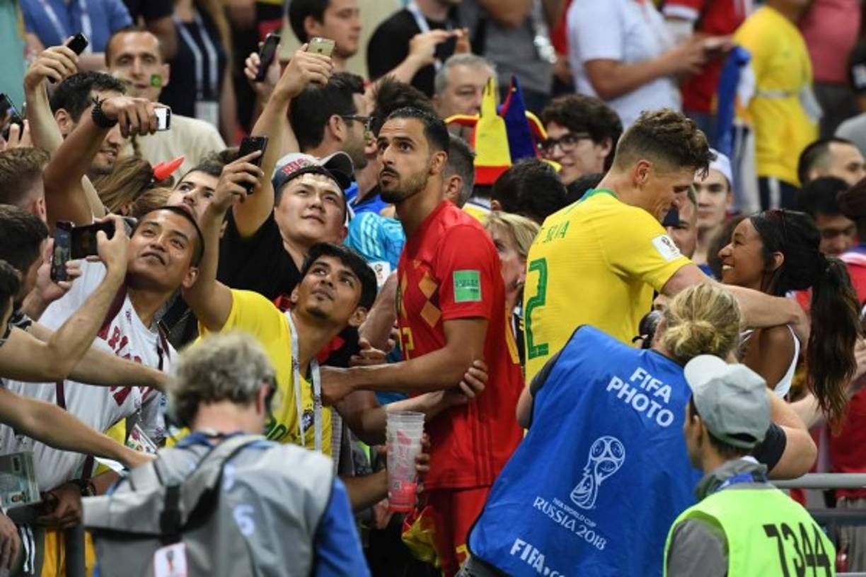 El belga Nacer Chadli también celebró en las gradas con los aficionados.