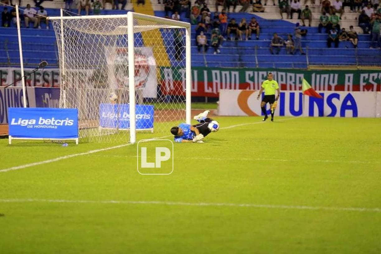 Brayan Cruz le detuvo el penal al defensa argentino Braian Molina.