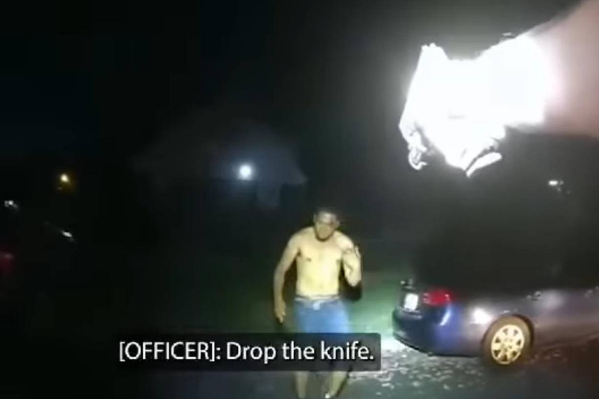 “¡Suelta el cuchillo!”, fueron las palabras que el agente repitió en varias ocasiones.