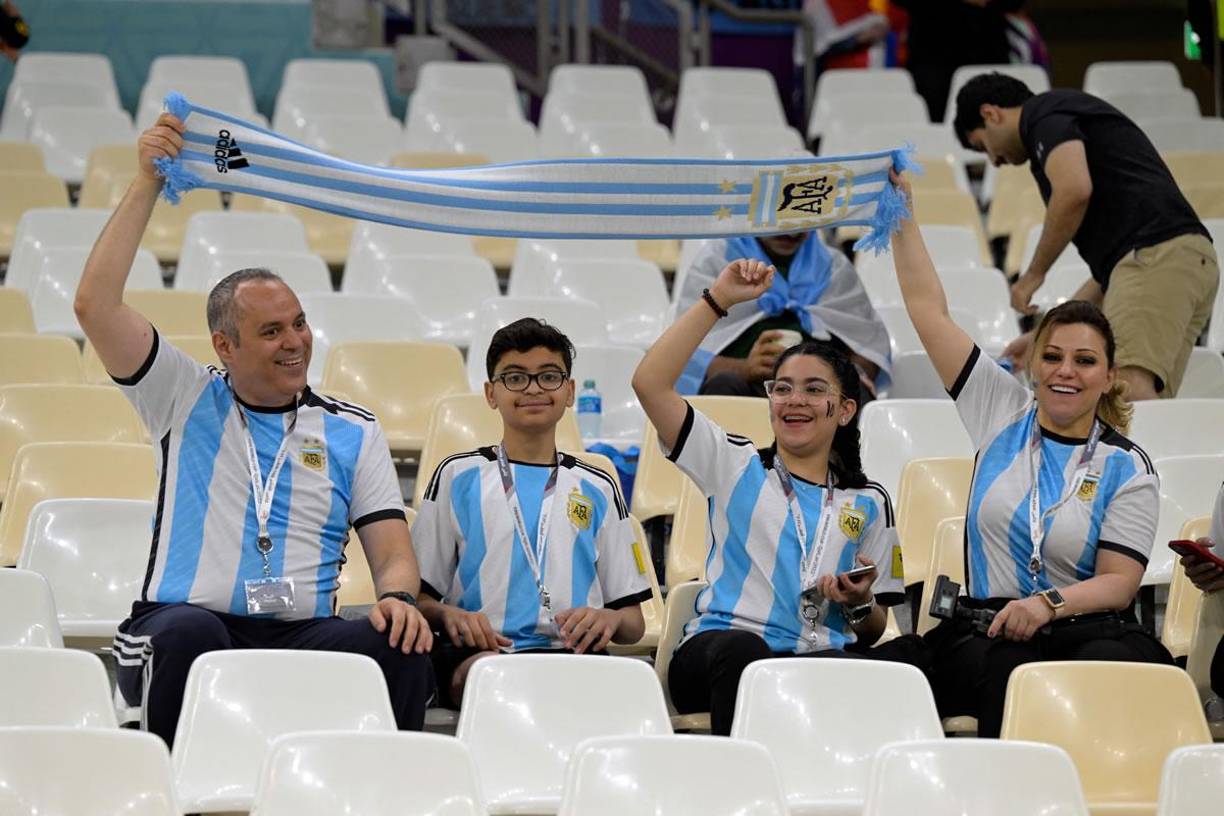 Aficionados argentinos apoyando a su selección en el duelo contra Países Bajos.