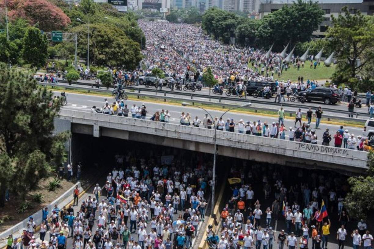 En lo que la oposición prometió como 'la madre de todas las marchas', la sexta en abril, miles de manifestantes exigen en Caracas y otras ciudades del país elecciones generales y respeto al Parlamento, único de los poderes públicos que no controla el chavismo.