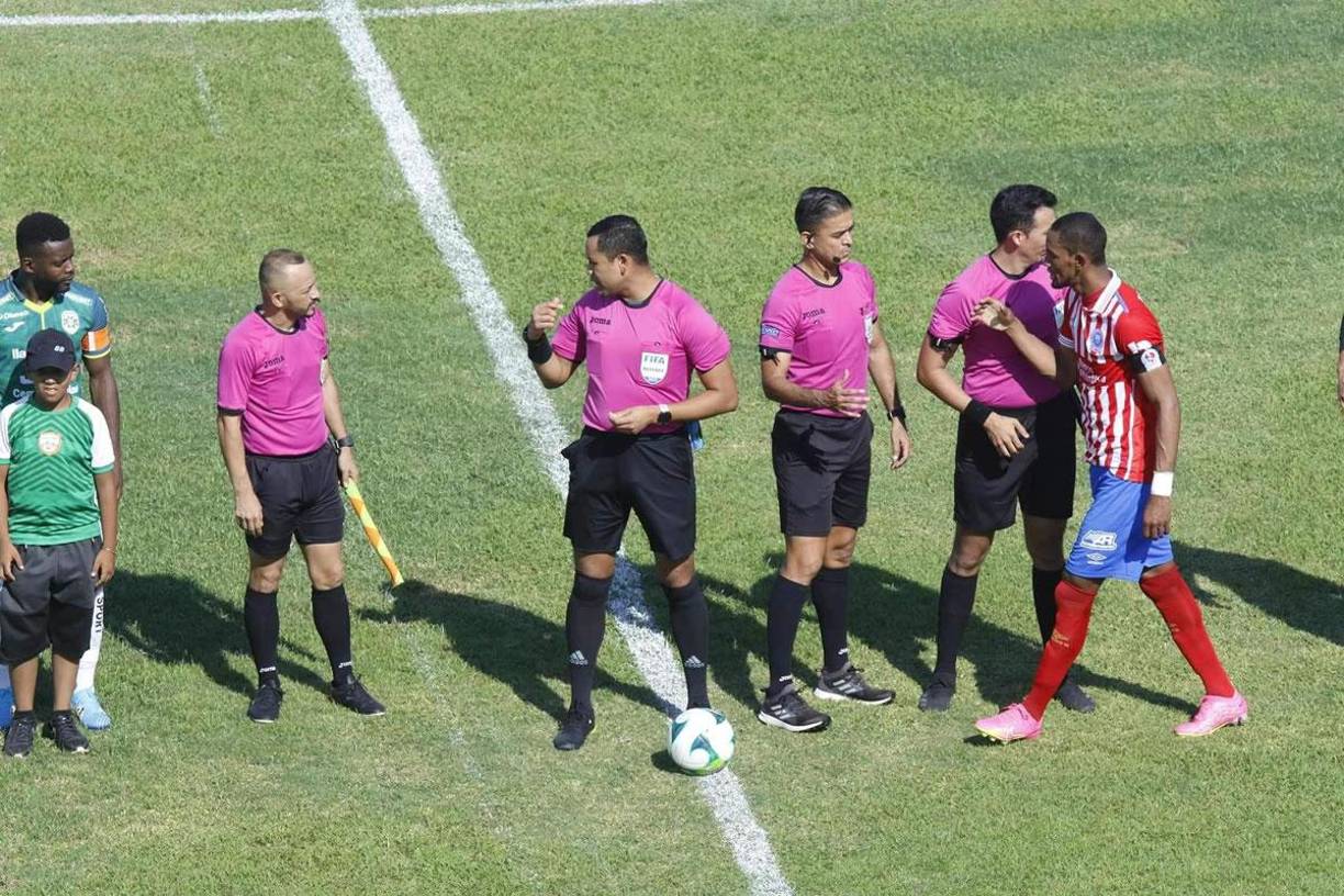 ¿Qué pasó con los árbitros? Pitaron el primer tiempo con este uniforme, pero se lo cambiaron al descanso para no generar confusión con la indumentaria del Olimpia.