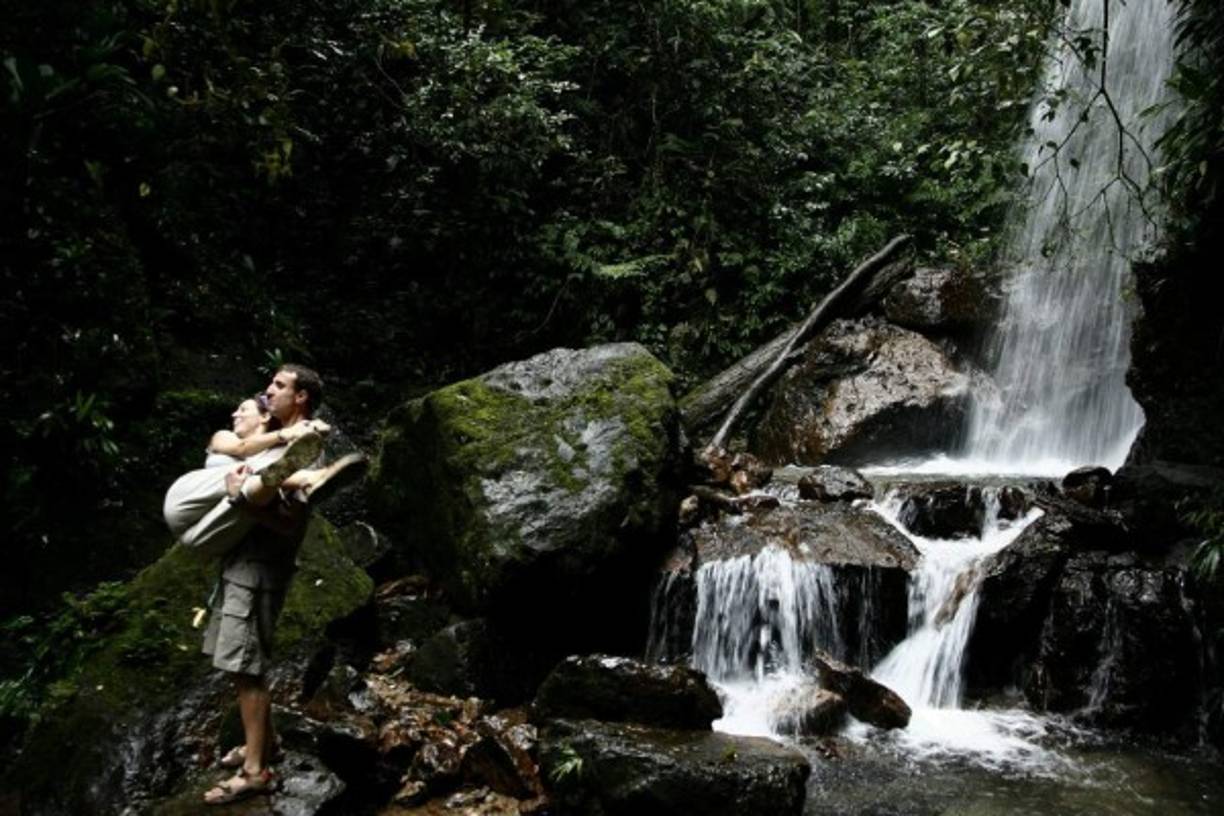Turistas nacionales e internacionales se maravillan con las hermosas cascadas del parque nacional. Fotos: Guilmor García