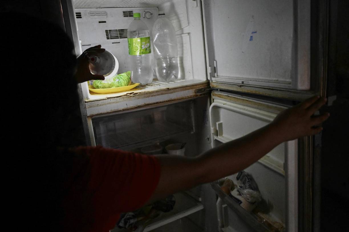 Escasez de combustible, racionamiento eléctrico, hospitales en ruinas y vías intransitables: basta salir de la “burbuja” de Caracas para toparse con la dura cotidianidad de la provincia en <b>Venezuela</b>, en abandono tras años y años de crisis.