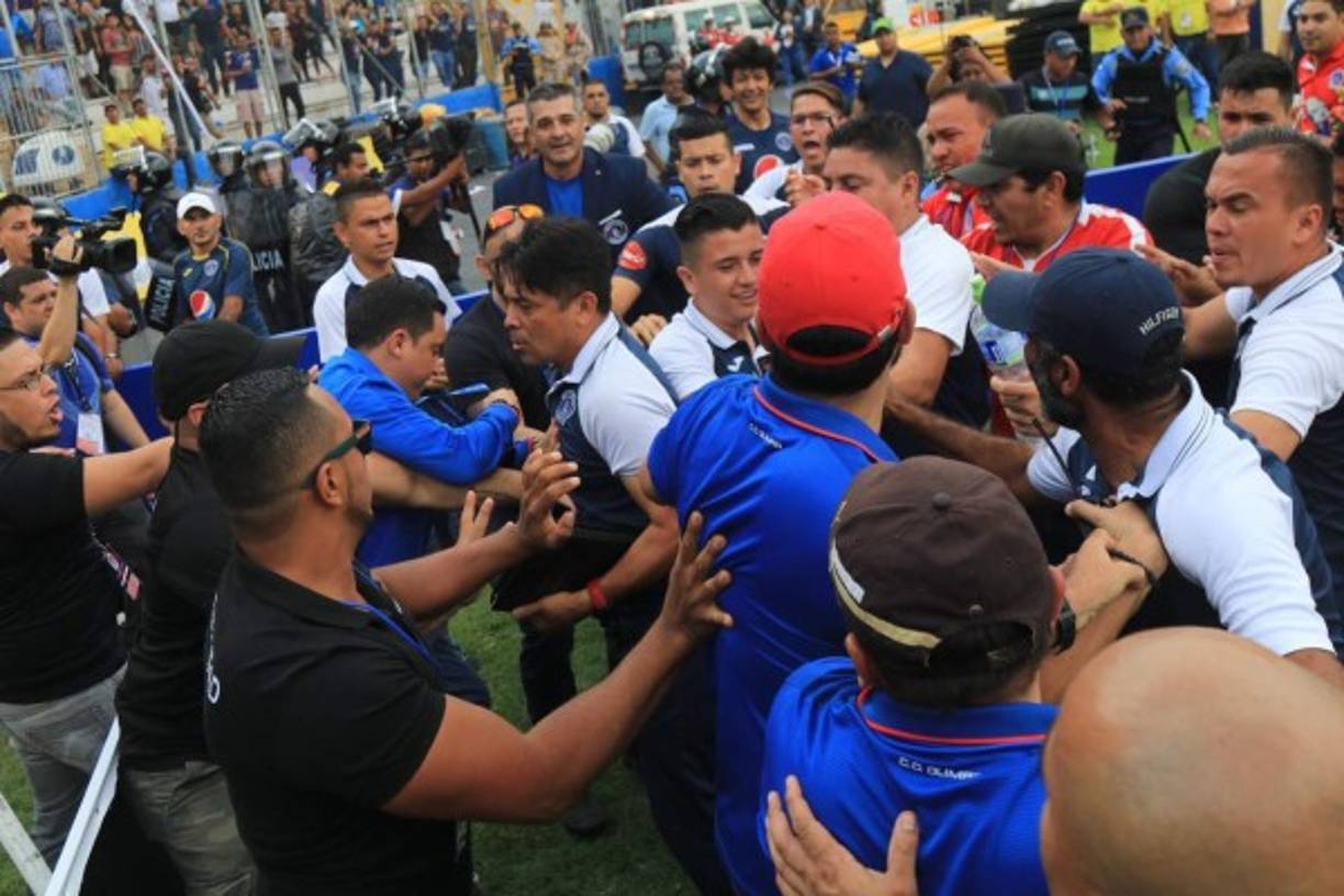 La seguridad privada que contrató Olimpia tenía orden que no dejará pasar a Diego Vázquez con toda su familia por donde el siempre camina cuando sale del camerino.