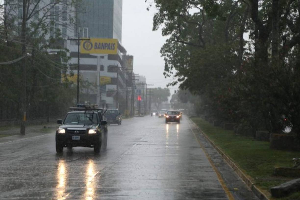 Tráfico bajo la lluvia en San Pedro Sula.