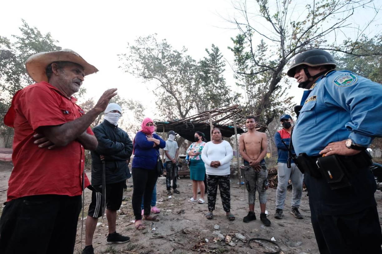 Los agentes antimotines han buscado dialogar con los promotores de la invasión para evitar el uso de la fuerza en el desalojo. 