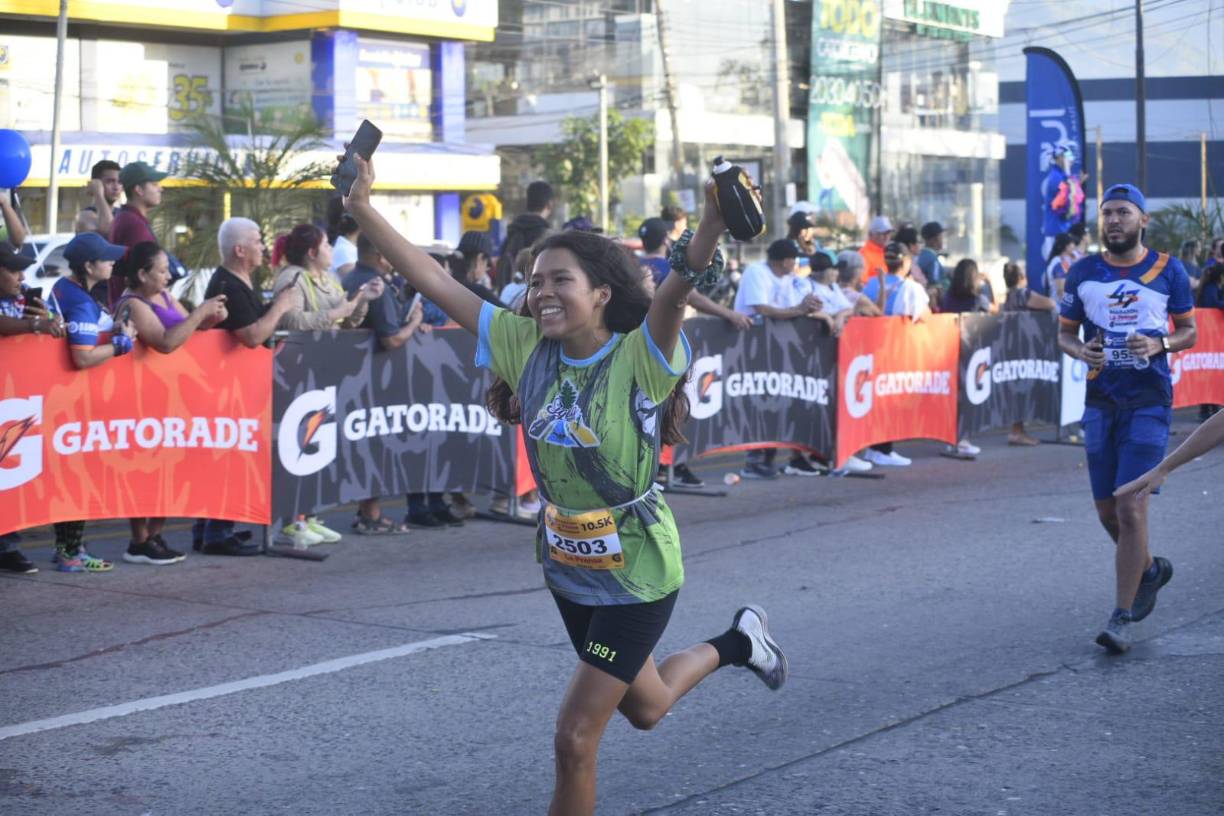 Personas de todas las edades compitieron para apoyar a la Fundación 1,000 Escuelas del influencer japonés Shin Fujiyama. 
