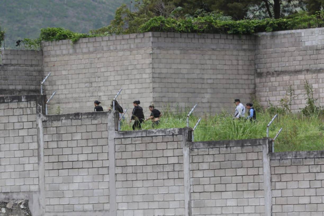 El hecho ha generado histeria colectiva por parte de los familiares de las privadas de libertad, que intentan averiguar lo ocurrido. 