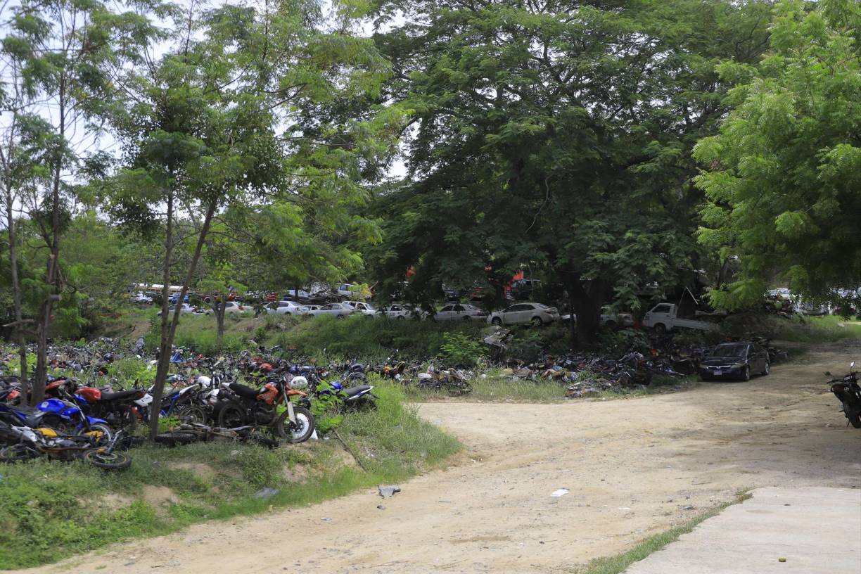 Diario LA PRENSA consultó a los usuarios en redes sociales si alguna vez, Tránsito les ha decomisado su vehículo y cuál ha sido su experiencia. “Un lío para poder recuperar tu carro y cuando creer haberlo logrado, te sacan una gran cantidad de dinero por parqueo y le falta algún repuesto o pieza a tu carro, esa fue mi experiencia”, contó Ivan Díaz.