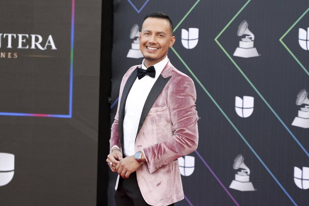 El actor mexicano Luis Sandoval también se decantó por el color rosa.