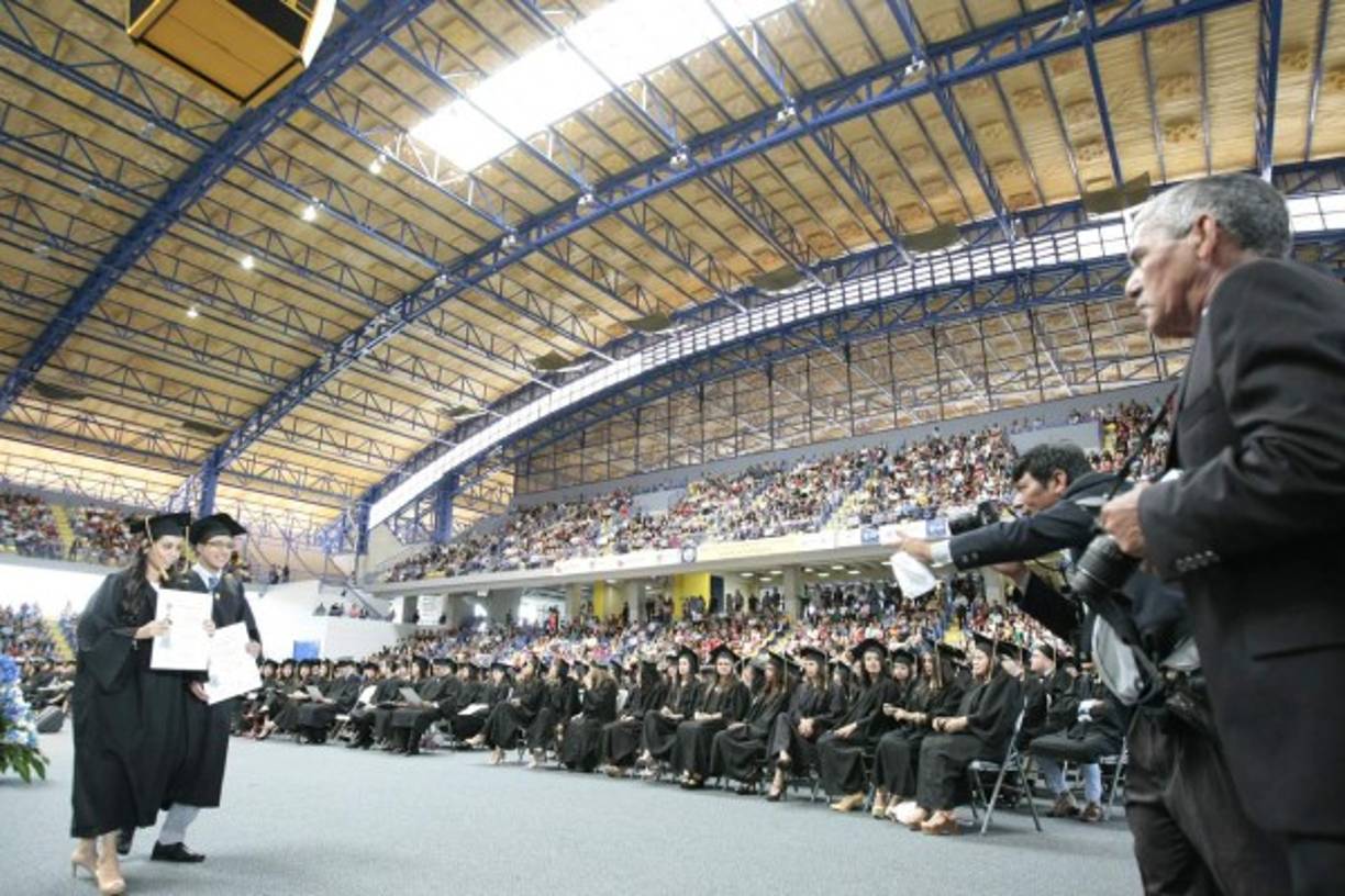 Las tomas que hay en la Unah no afectaron los actos de graduación.