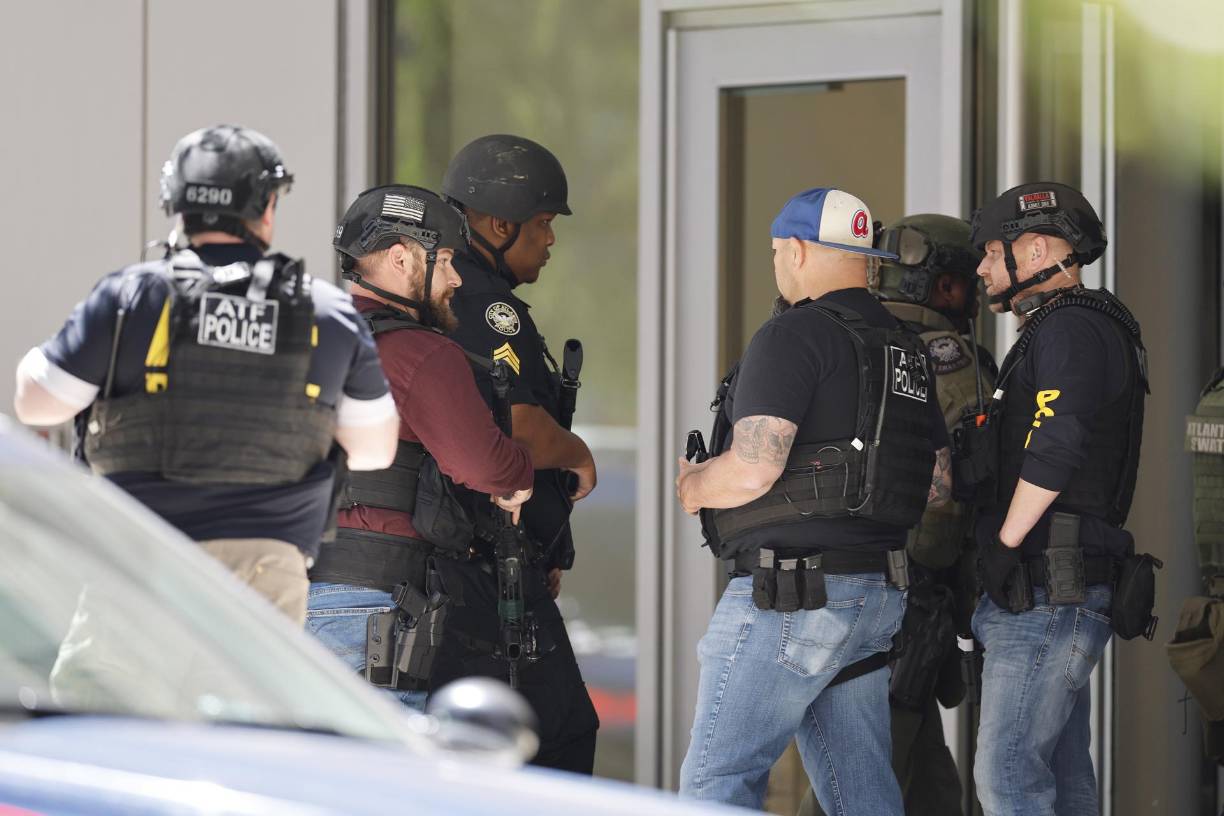 Medios locales informaron que el atacante asistía a una cita médica acompañado por su madre antes de “enfurecerse” en el vestíbulo y abrir fuego indiscriminadamente. 