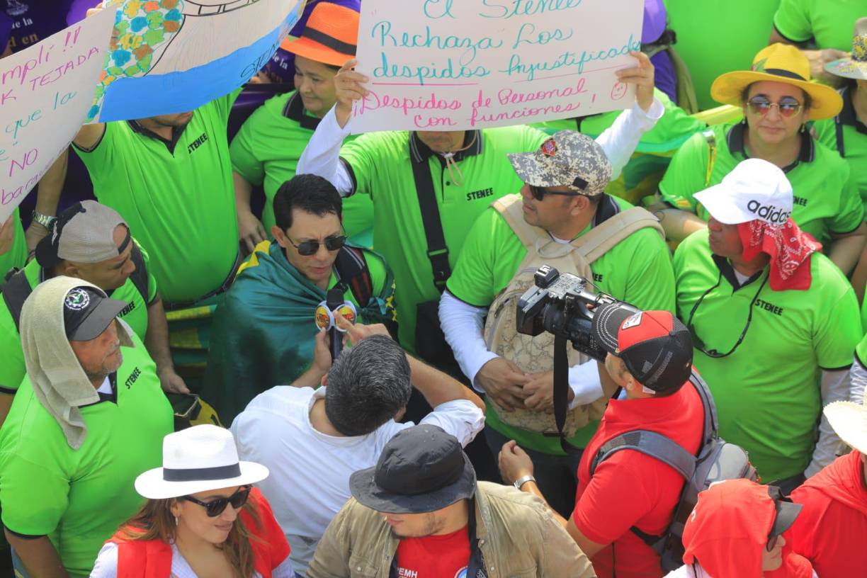 De su lado, la Policía ha desplegado un perímetro cerrando la primera calle en todo el trayecto y no se reportan incidentes. 