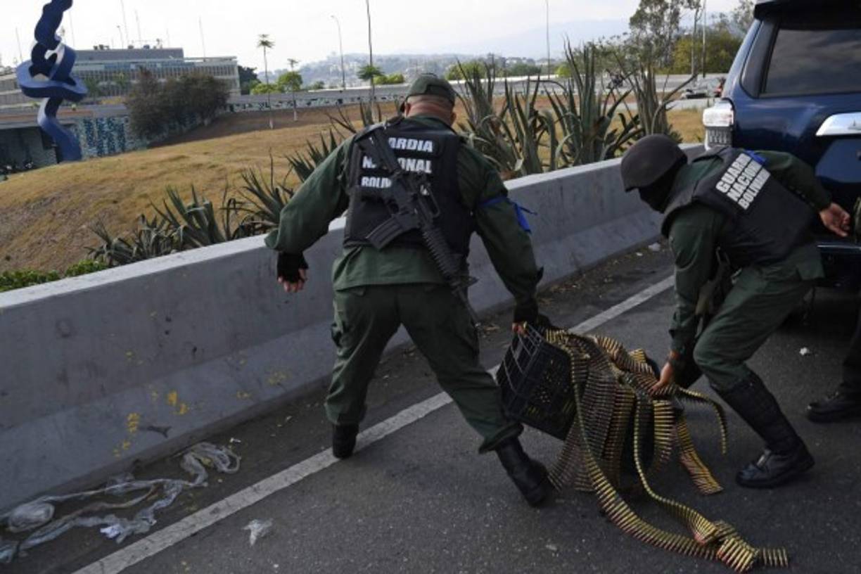 Los militares permanecen atrincherados resguardando la base militar donde se encuentra López y Guaidó.