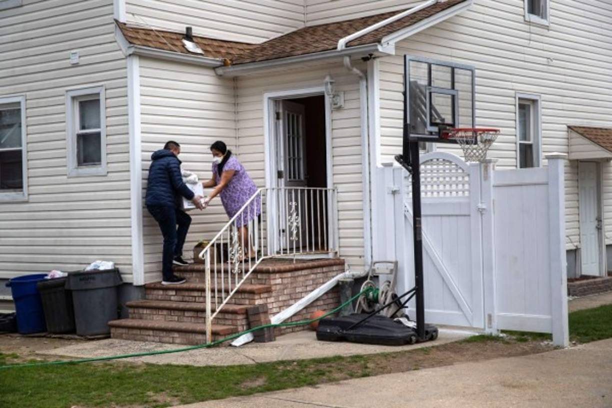 El estado de Nueva York, el más golpeado por el coronavirus en Estados Unidos, estará bajo aislamiento hasta el 15 de mayo, pues es riesgoso flexibilizar las medidas pese a la baja en el número de hospitalizaciones. AFP