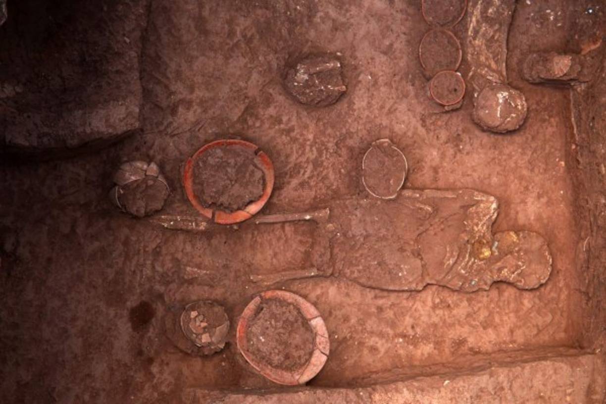 Uno de los seis esqueletos humanos encontrados por científicos japoneses en el Parque Arqueológico de Copán. AFP