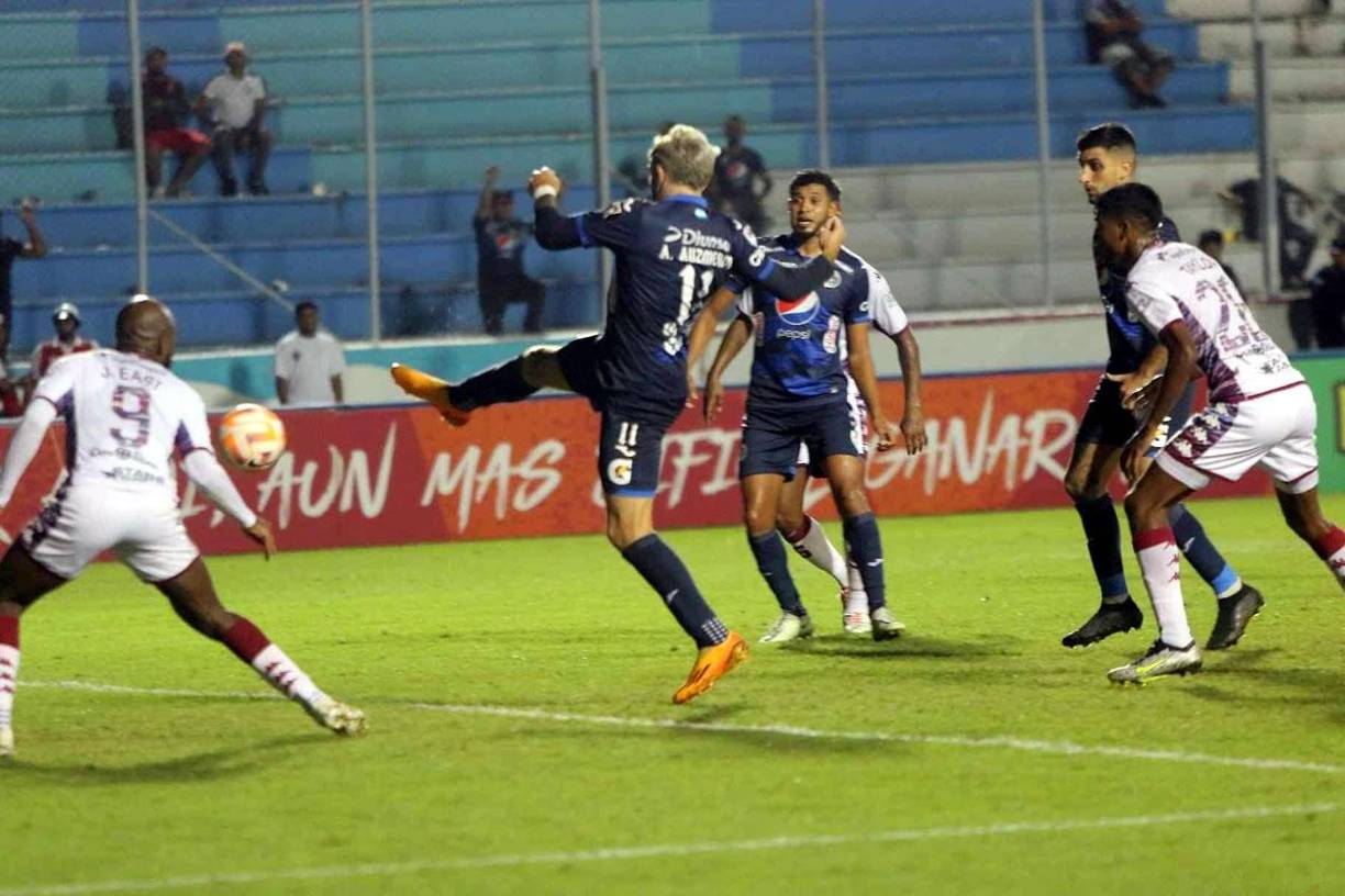 En el segundo tiempo apareció Agustín Auzmendi para vencer a Esteban Alvarado con este disparo de derecha y empatar el marcador 1-1.