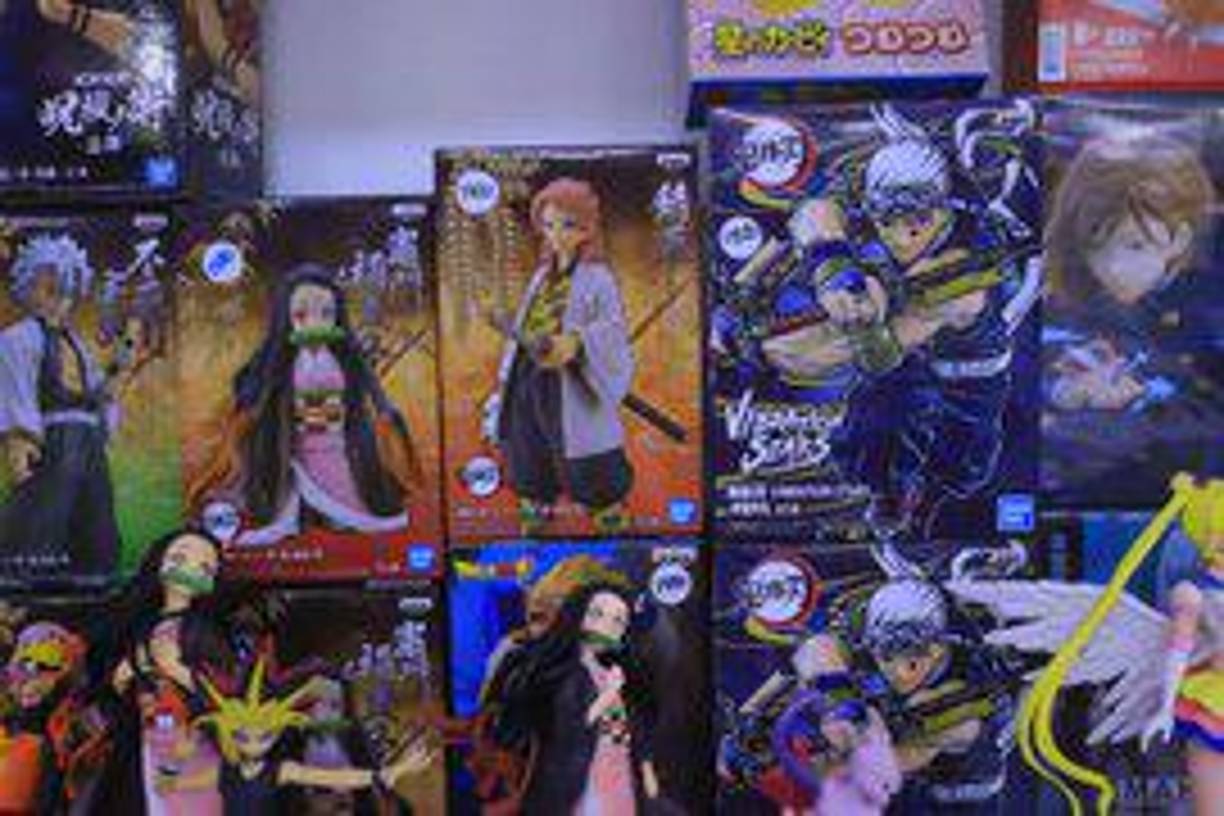 Cumplen sueño de emprender vendiendo figuras de Dragon Ball y Naruto