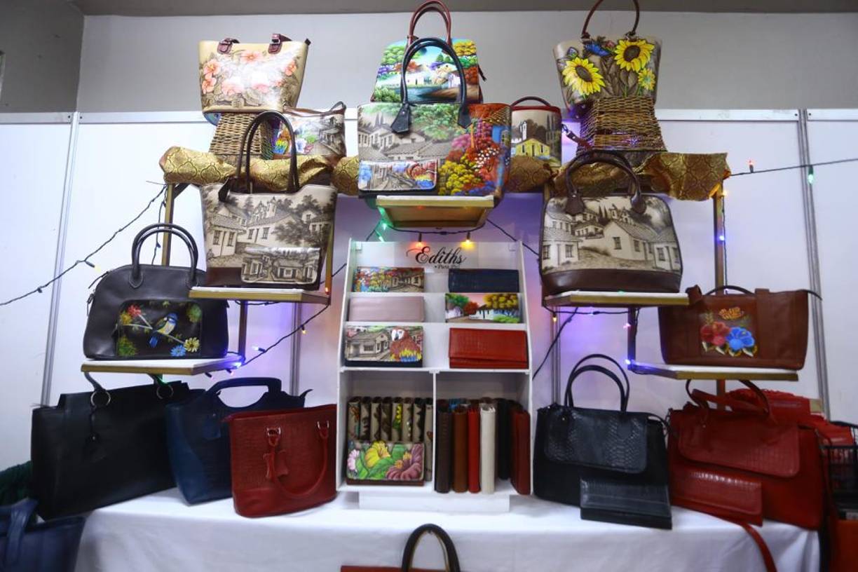 Hay carteras de cuero pintadas a mano.