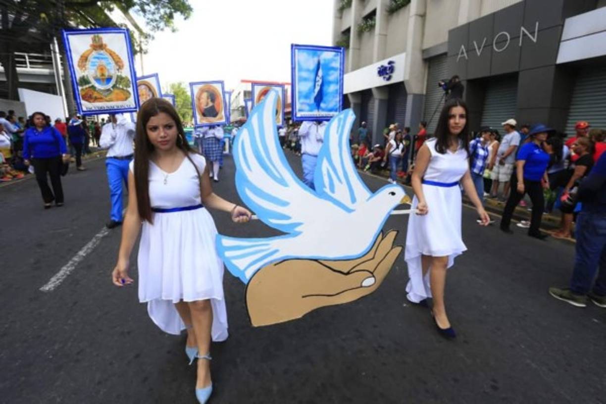 La figura de la paloma de la paz cargada por estas lindas colegialas.