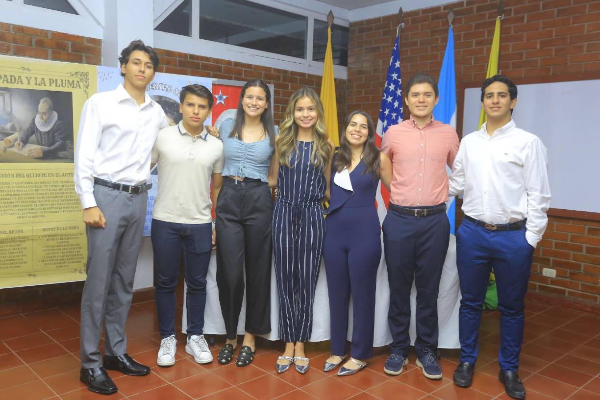 Los alumnos junior de la EIS celebraron una presentación en su clase AP Spanish Language, en la cual la literatura, la música, la pintura y la actuación se combinaron a la perfección para deleitar culturalmente a los presentes. En la fotografía posan Jorge Ramírez, Víctor Perelló, Galilea Rodríguez, Camila Serrano, Jimena Paguada, Jorge Zelaya y Gabriel Faraj.