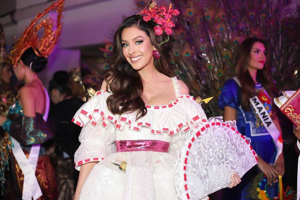 Los jueces elogiaron la creatividad y el esfuerzo de los concursantes, destacando cómo cada traje contaba una historia única y significativa.