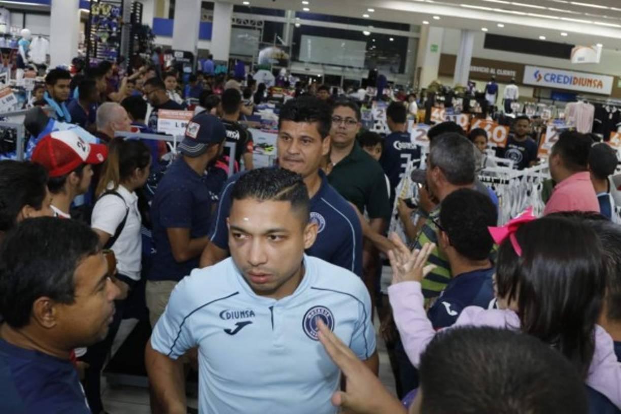 El experimentado Emilio Izaguirre fue uno de los jugadores más aclamados por la afición del Motagua que llegó a Diunsa Pedregal.