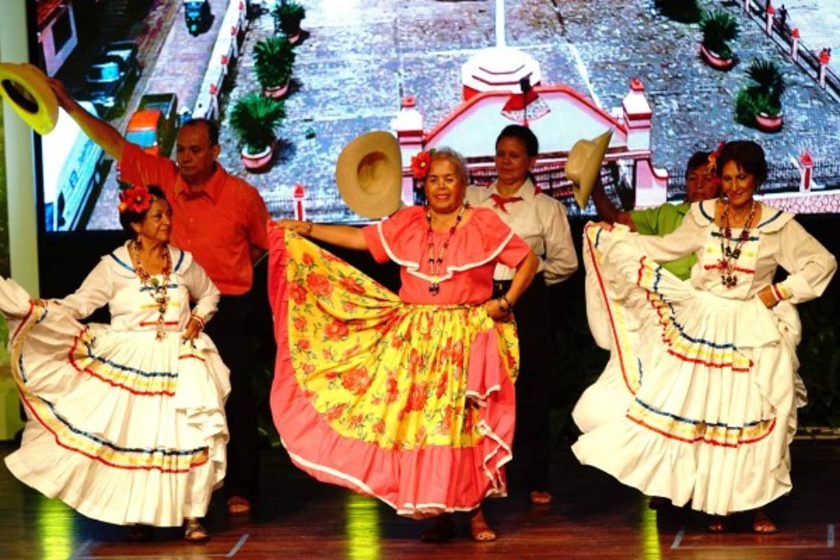 El evento contó con danza folklóricas de diferentes instituciones.