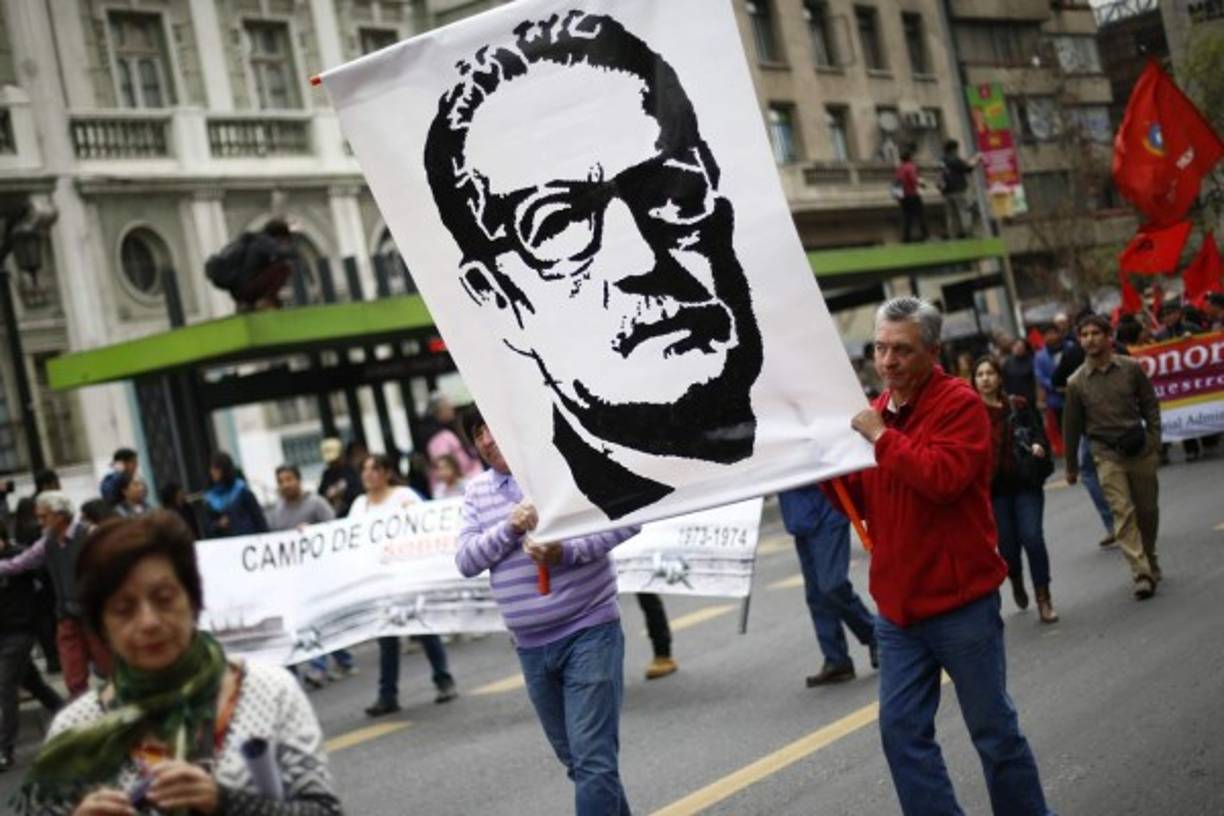 CHILE. Tributo para Salvador Allende. Los chilenos conmemoraron los 43 años del golpe militar de Augusto Pinochet contra Salvador Allende. Foto: EFE/Mario Ruiz