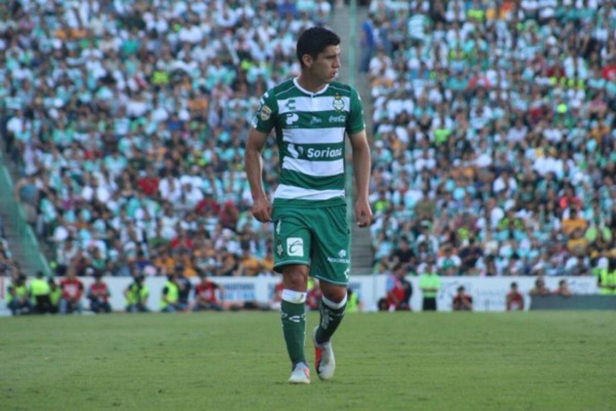 Jesús Angulo: Lateral por la banda izquierda.