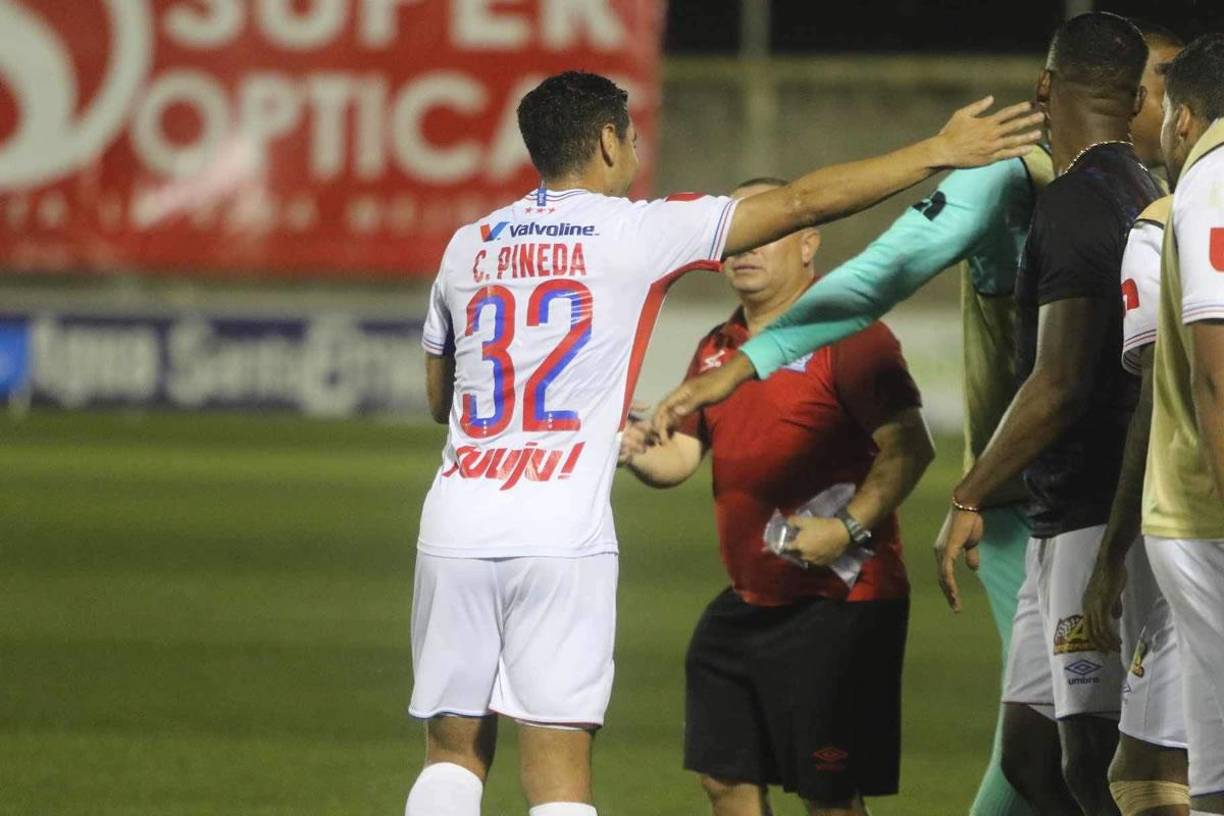 Carlos Pineda celebró el gol también con sus compañeros que estaban en el banco de suplentes.