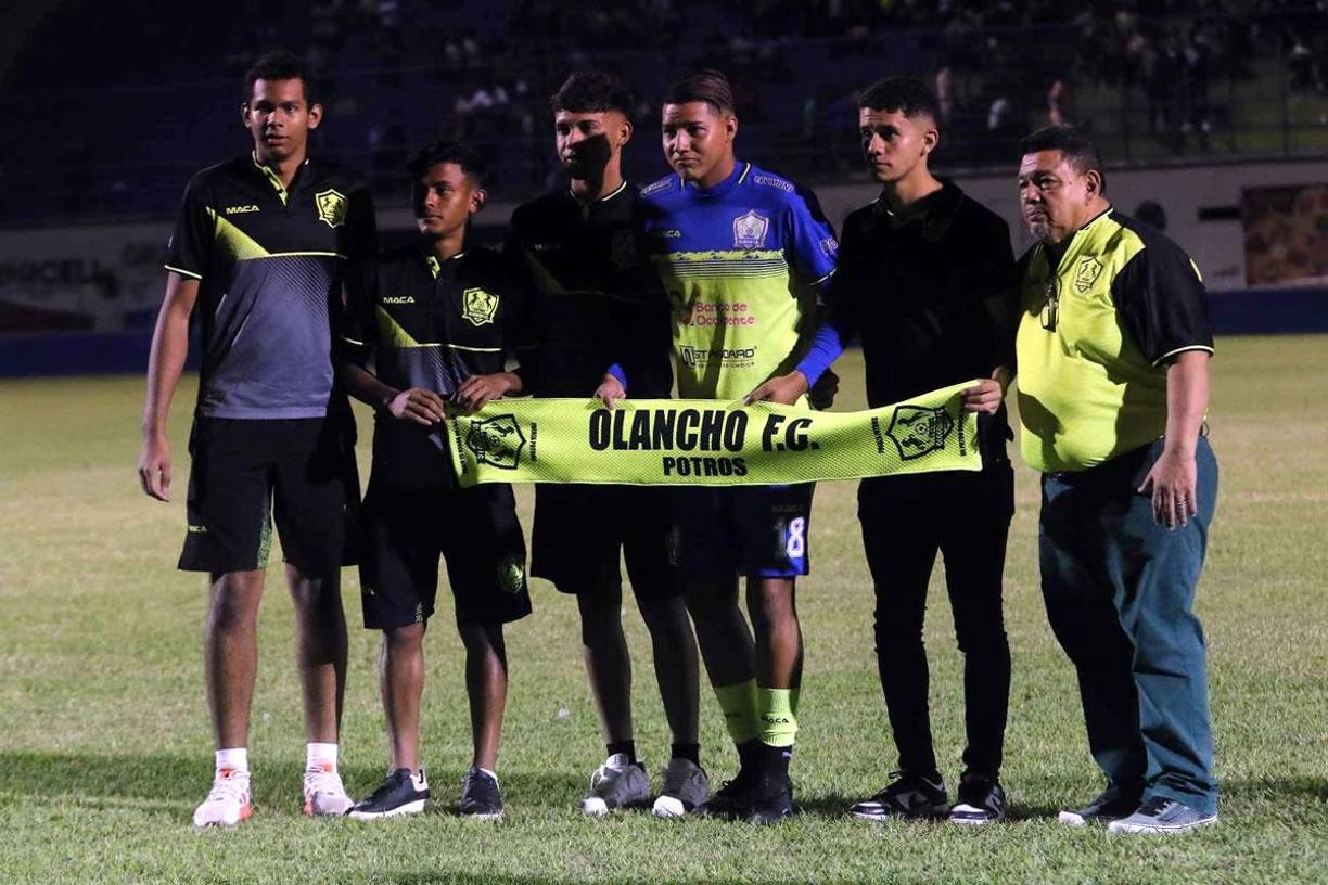Olancho FC - Los Potros mandarán a cinco jugadores Sub-20 a una prueba/visoria en Nápoles, Italia la siguiente semana, confirmó Samuel García, presidente del club. Los jugadores que se marchan al país europeo: Óscar Mendoza, Marco Chávez, Marlon Ariel García, Ángel Villatoro y Oscar Montes (portero).
