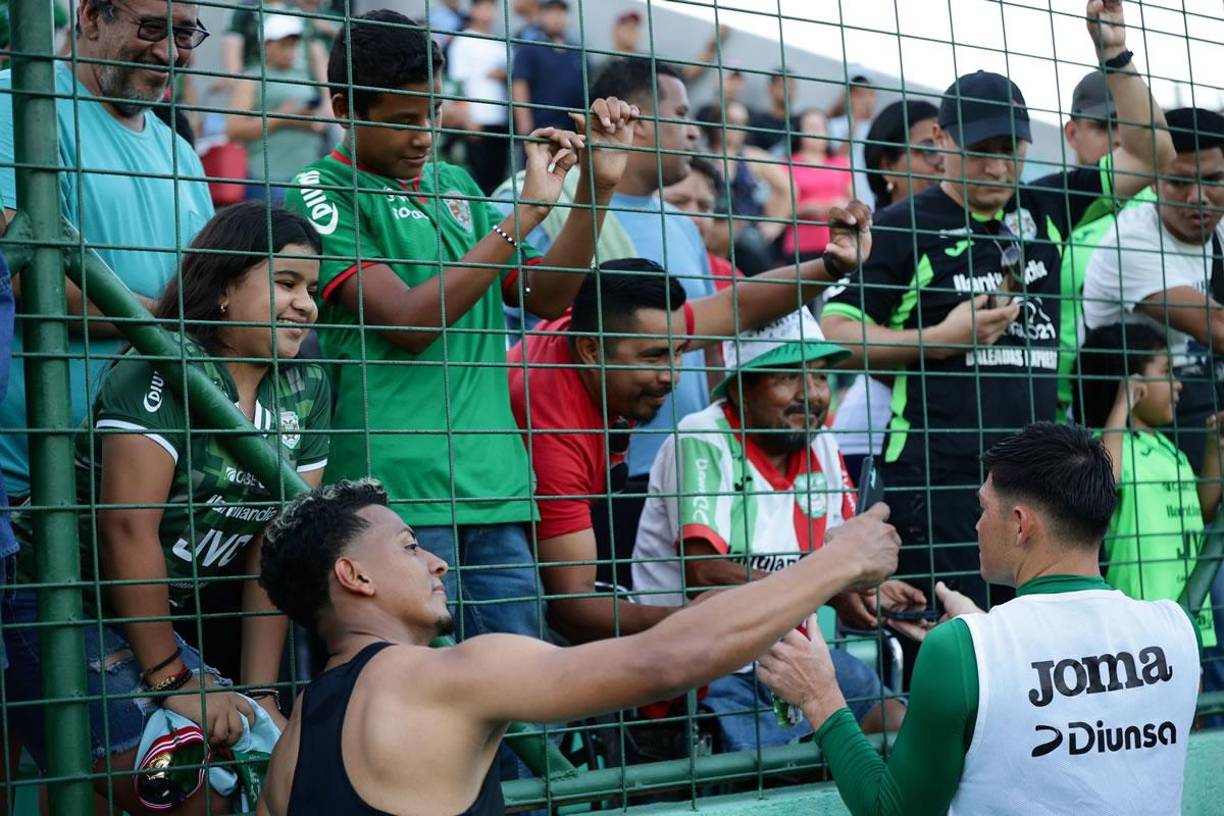 La locura de aficionados del Marathón por la figura Alexy Vega. Se tomó selfies con los hinchas tras el partido.