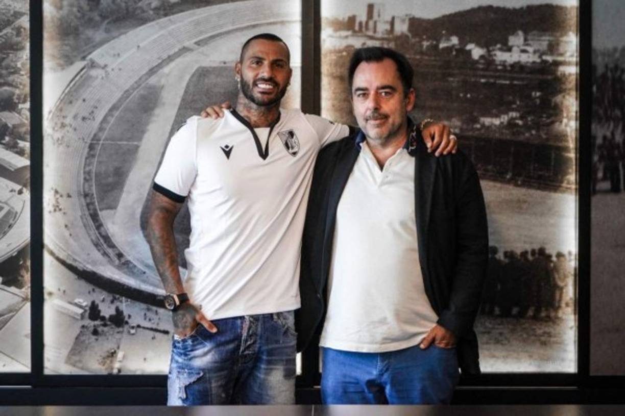 El Vitória de Guimarães de la primera división de Portugal anunció el fichaje del internacional portugués Ricardo Quaresma para las dos próximas temporadas, con opción a una tercera. El exjugador del Barcelona llega procedente del Beskitas de Turquía.