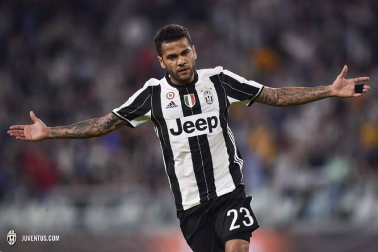 Dani Alves está viviendo un gran momento en la Juventus y debido a eso, ahora los rumores lo alcanzan de nuevo, y como explica el diario Sport, equipos como Chelsea, Manchester City y Manchester United se han interesado por él, de forma que la Juve podría hacer un gran negocio si lo vende.