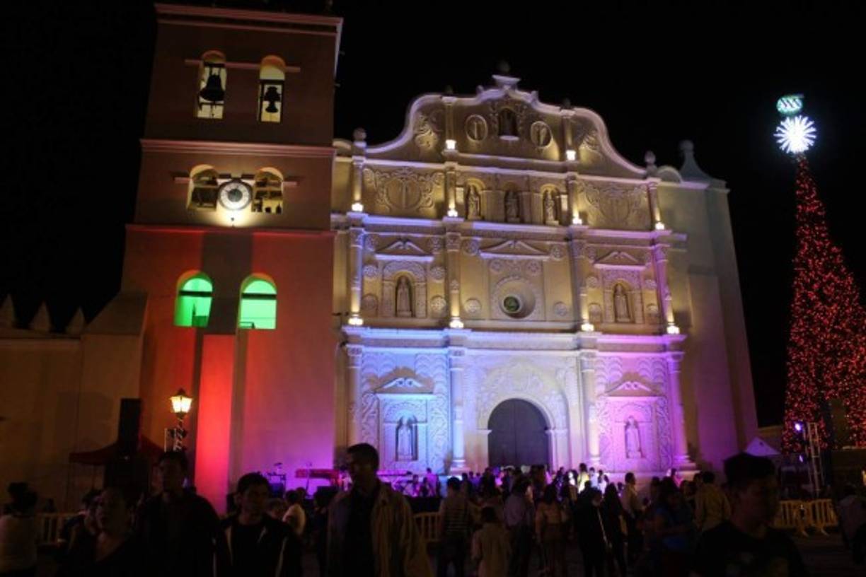 Las 12 campanadas se ha convertido en el evento número uno del año para Honduras, de igual forma, en una tradición para los comayagüenses y para los visitantes nacionales y extranjeros que cada año se dan cita a la ex capital hondureña para disfrutar de este magnífico acontecimiento único en el país.